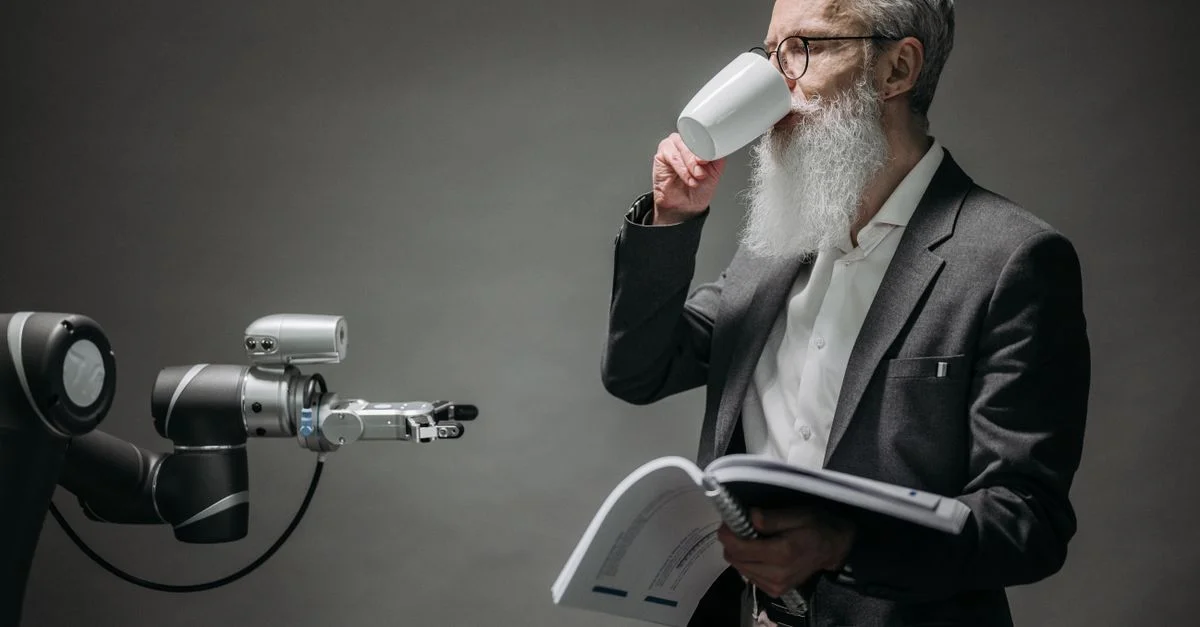 Un homme âgé interagit avec un robot en tenant un livre, symbolisant la technologie et l'innovation.