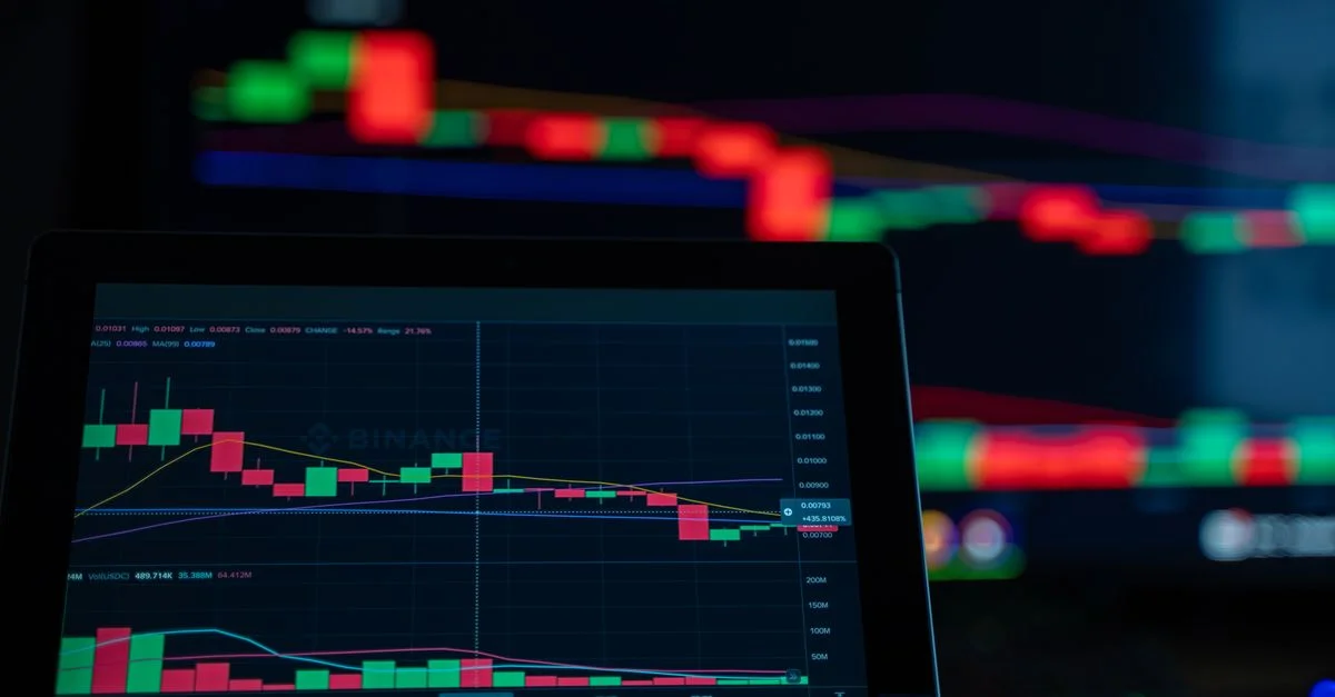 Gros plan sur des graphiques de trading de cryptomonnaies montrant une tendance baissière sur un marché numérique affiché sur un écran d'ordinateur.