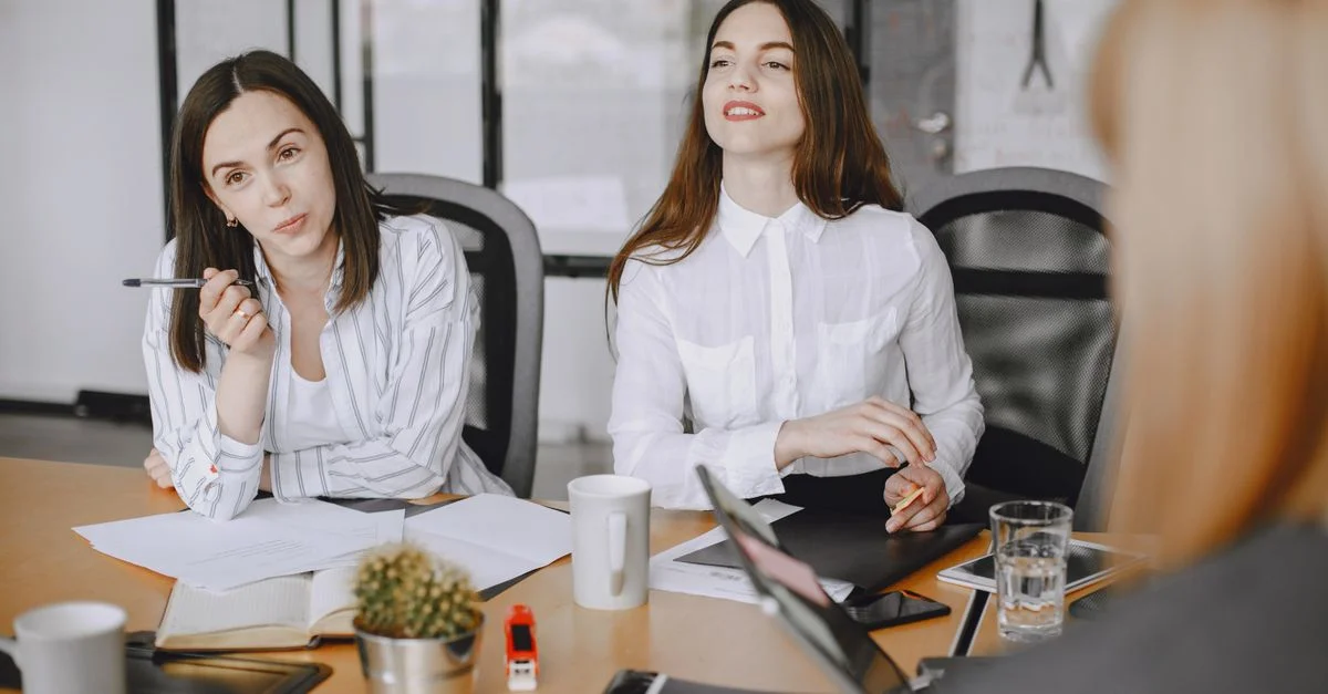 Des femmes d'affaires professionnelles engagées dans une réunion collaborative au bureau.