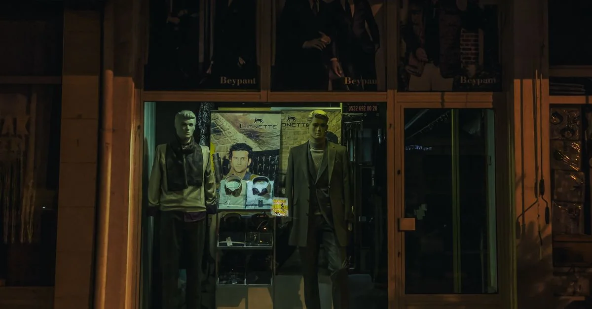 Vitrine illuminée avec des mannequins la nuit à Arhavi, Turquie.