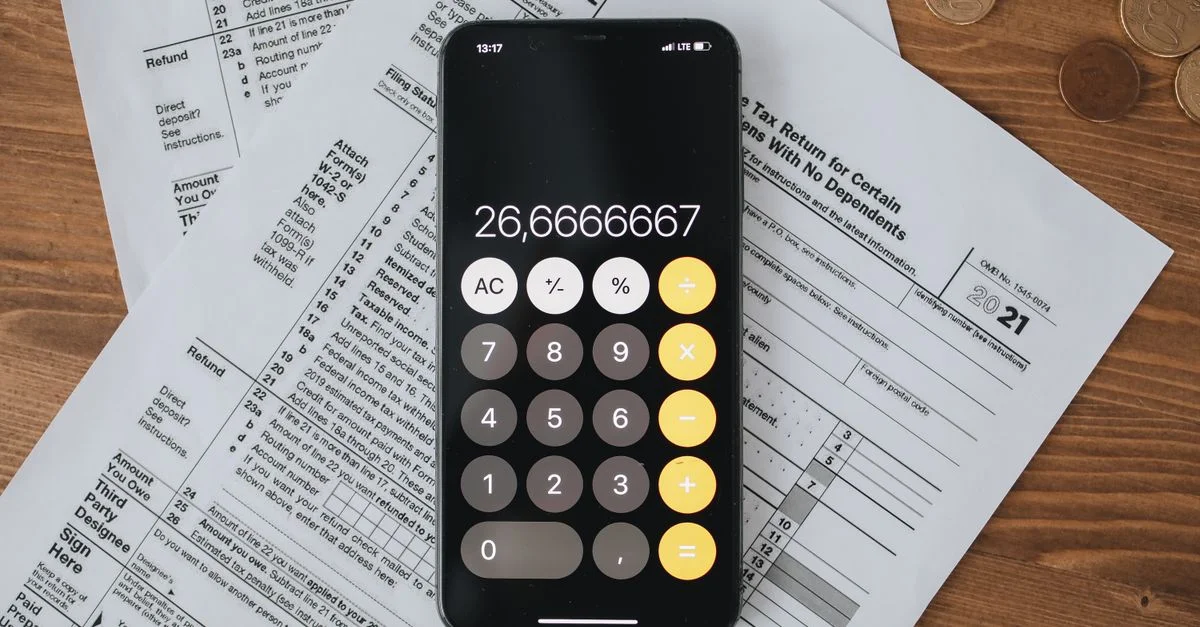 Application de calculatrice mobile sur documents fiscaux, soulignant les calculs financiers et la préparation des impôts.