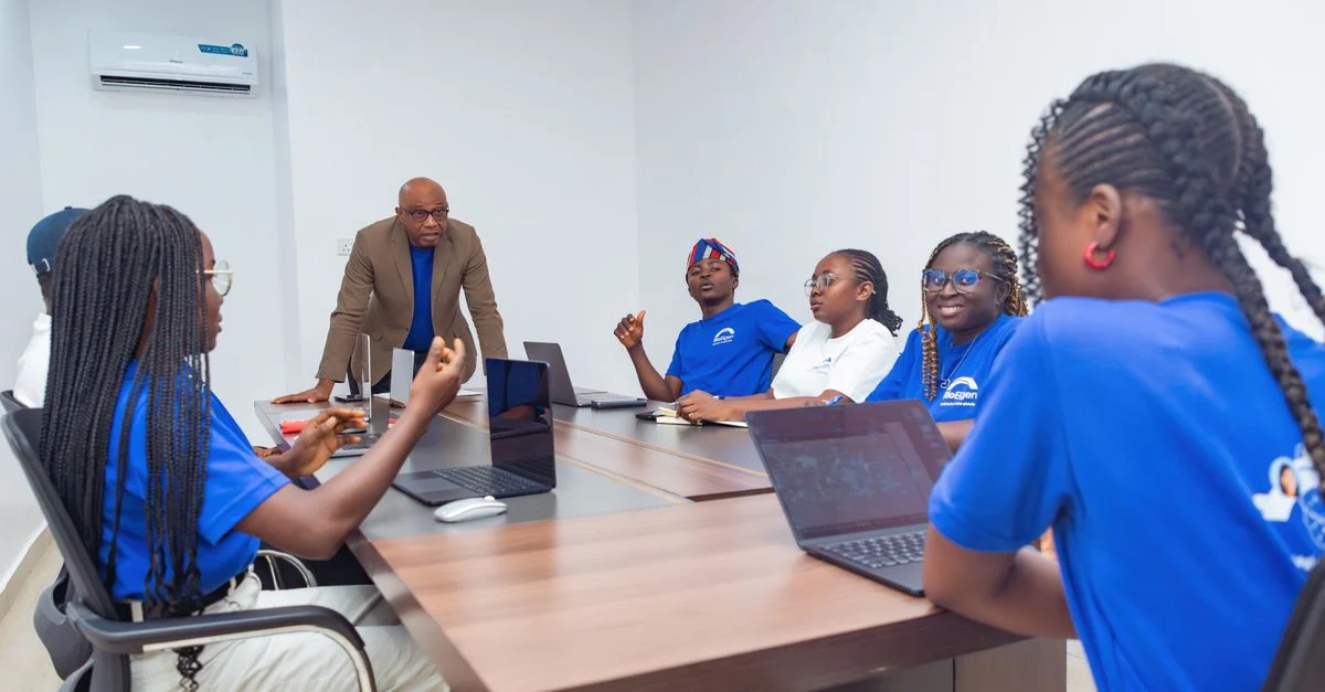 Un groupe diversifié d'adultes collaborant lors d'une réunion d'affaires dans un bureau moderne.