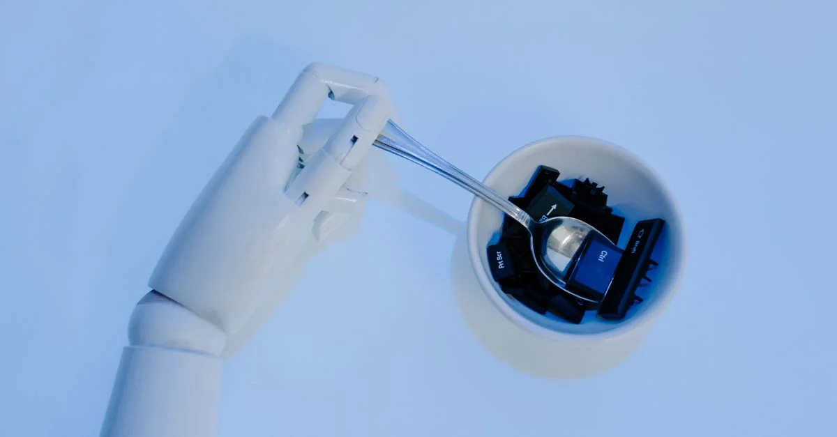 Une main robotique tient une cuillère remplie de touches de clavier, symbolisant la fusion de l'IA et de la technologie.
