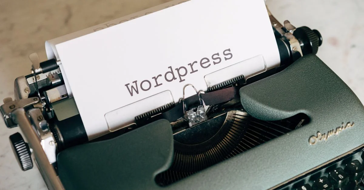 Gros plan d'une machine à écrire vintage avec du papier étiqueté Wordpress.